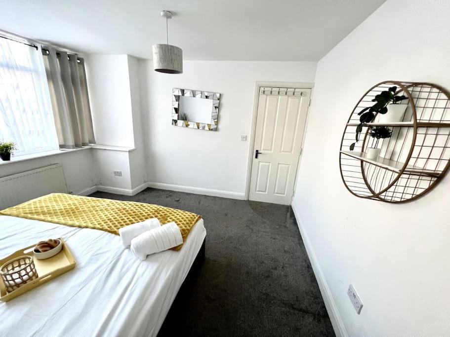Modern 2 Bed Close To Mall With Parking & Garden Casa de Férias