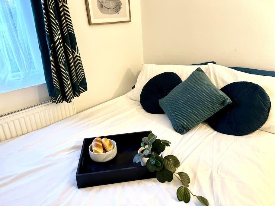 Casa de Férias Modern 2 Bed Close To Mall With Parking & Garden Londres