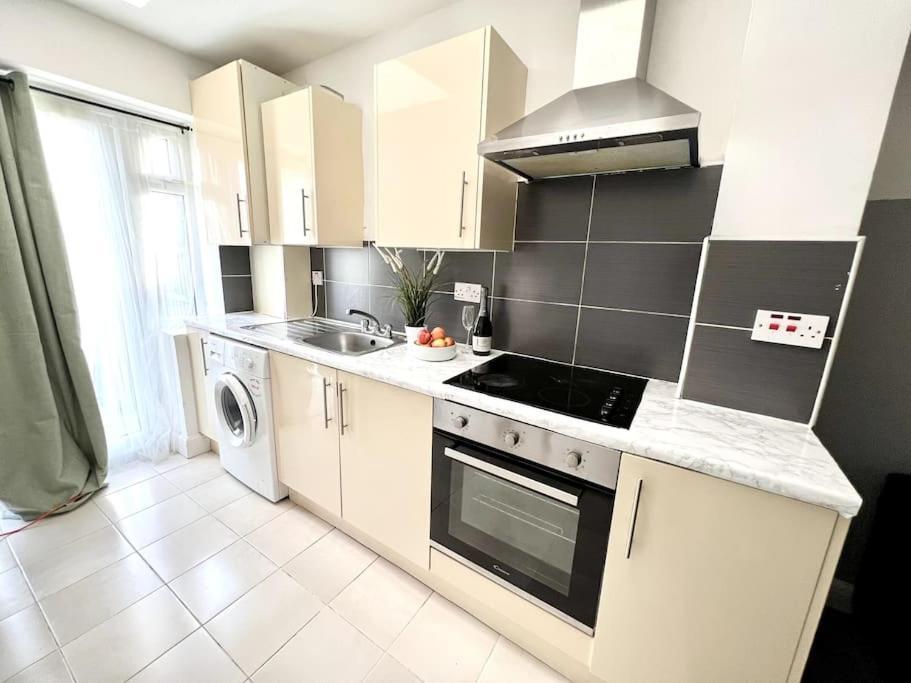 Modern 2 Bed Close To Mall With Parking & Garden Casa de Férias Londres